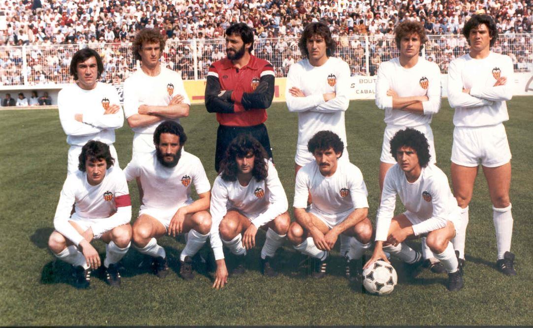 Ángel Castellanos agachado junto al capitán Saura.