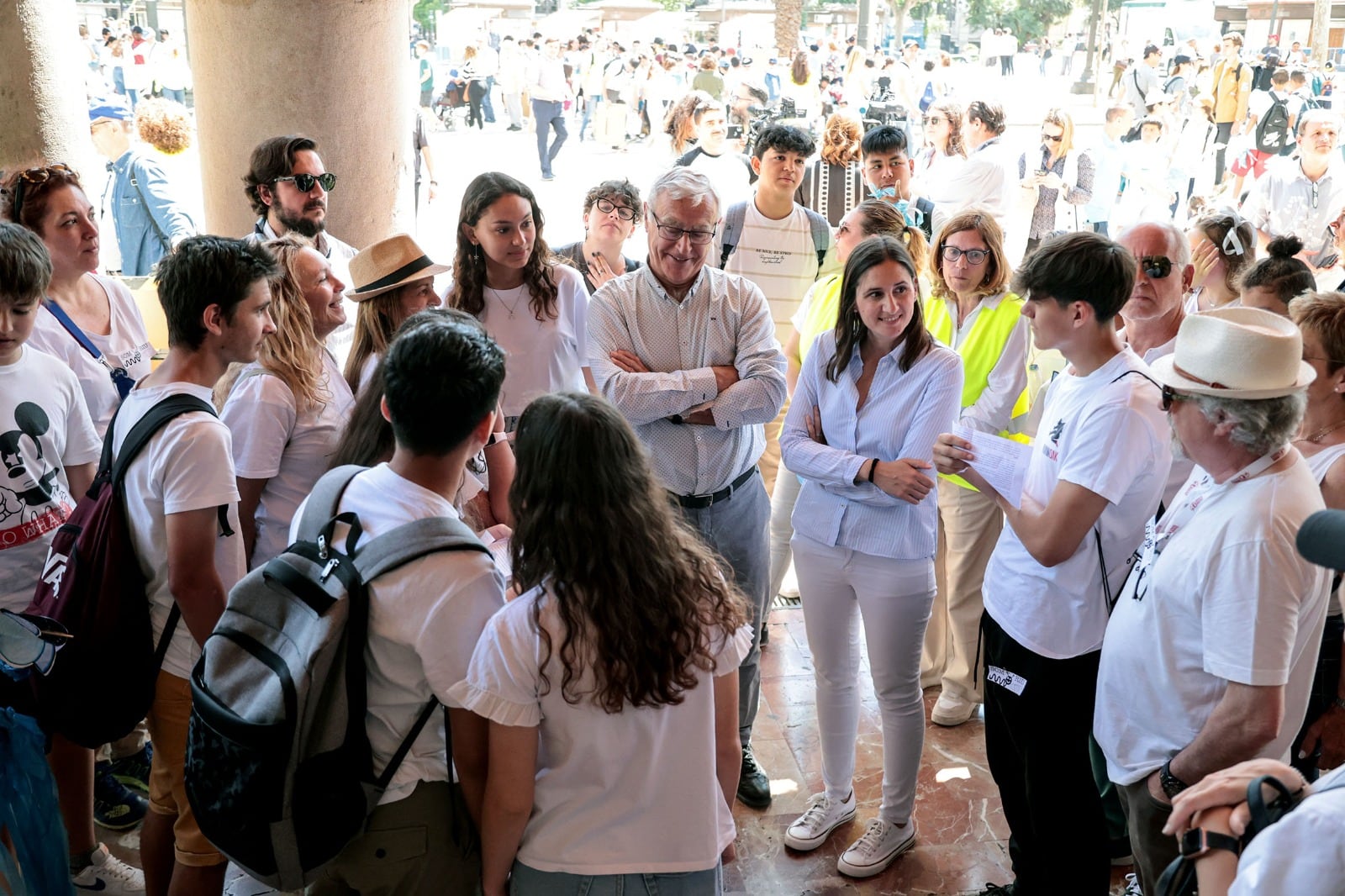 Estudiantes de Nazaret entregan al alcalde los resultados del proyecto &quot;Som riu&quot;