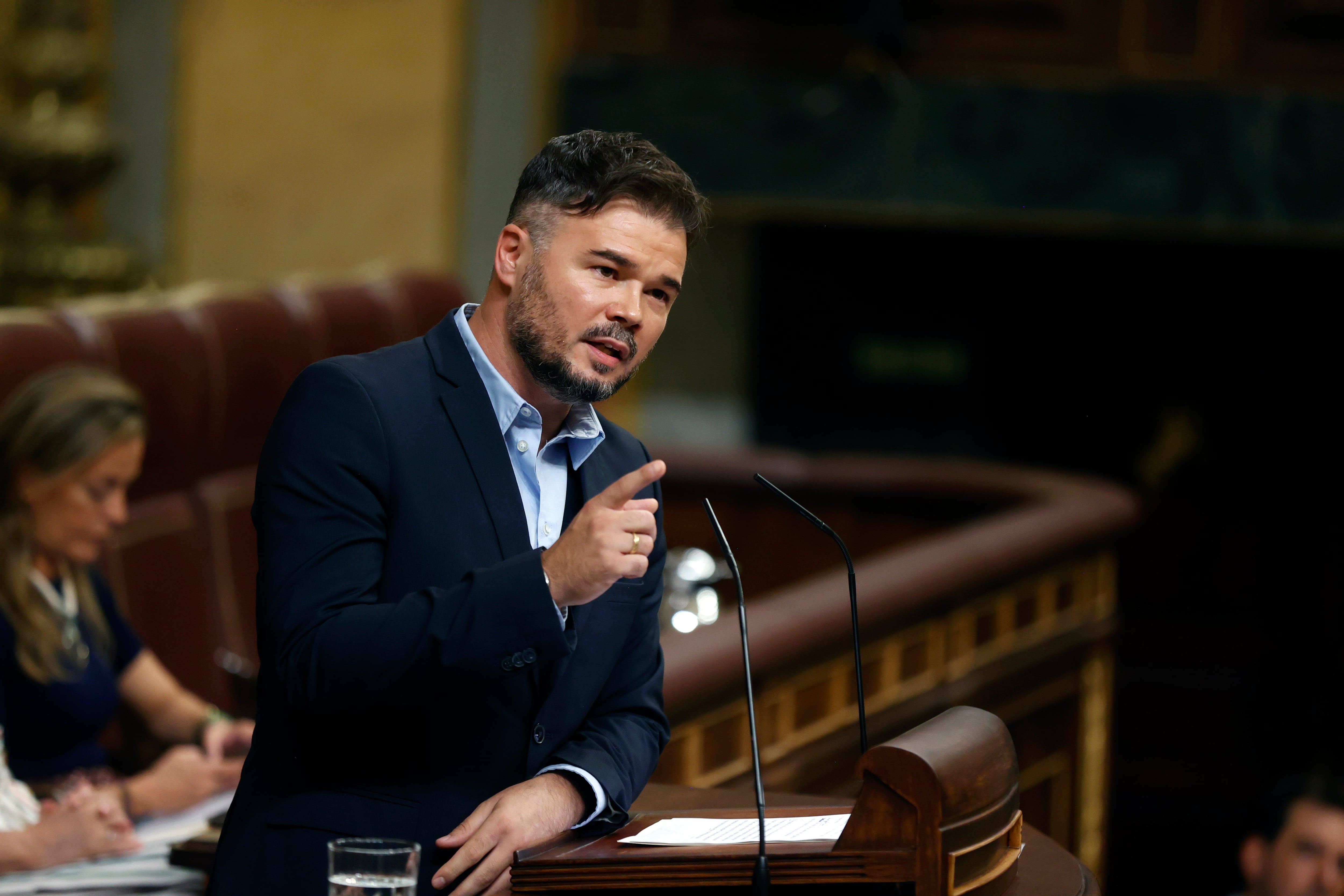 El portavoz de ERC, Gabriel Rufián, interviene en el primer pleno del Congreso de la XV Legislatura que este martes aprobará la toma en consideración de la reforma del reglamento de la Cámara para permitir el uso de las lenguas cooficiales.