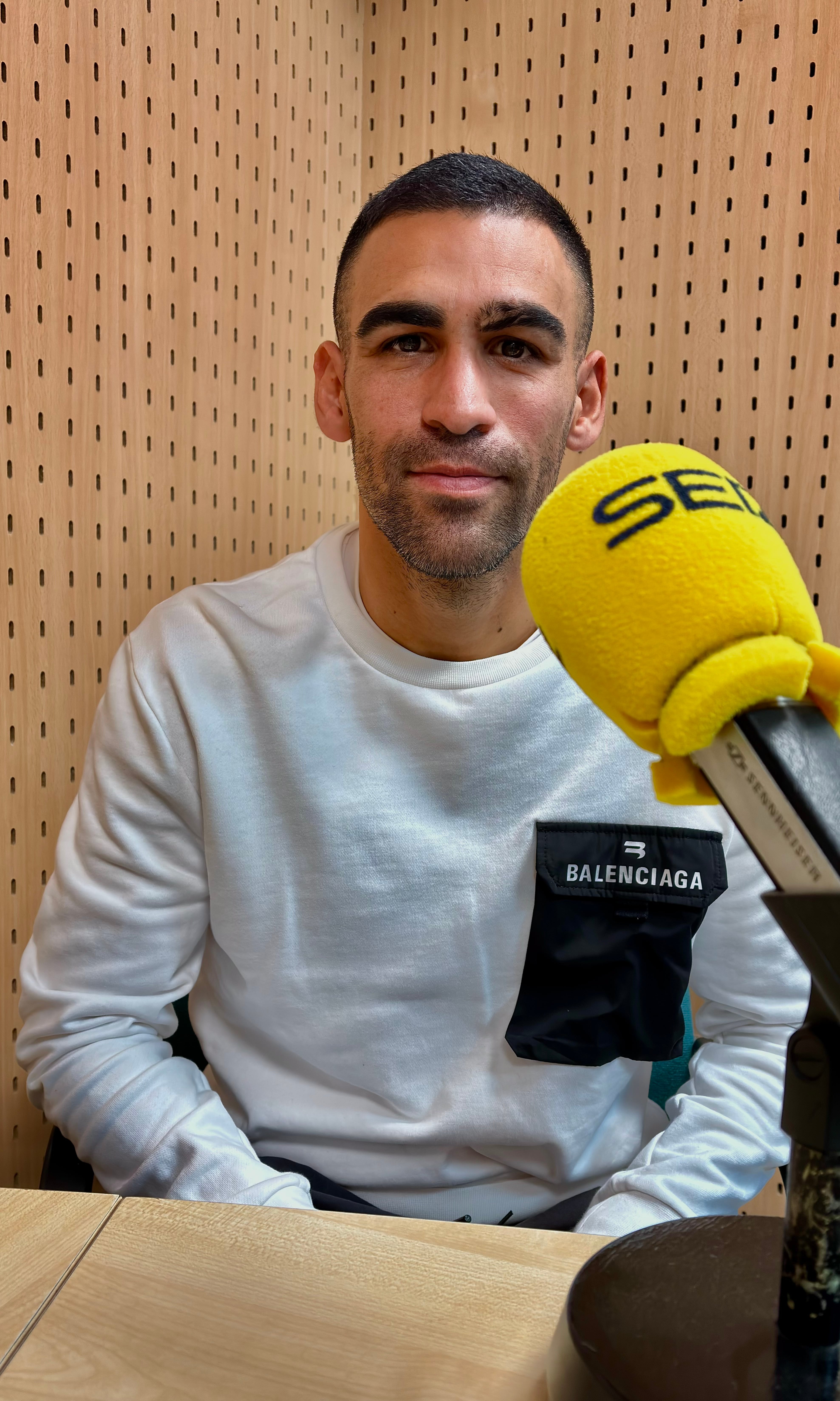 Dani Romera, jugador del conjunto blanquiazul, en los estudios de Radio Alicante