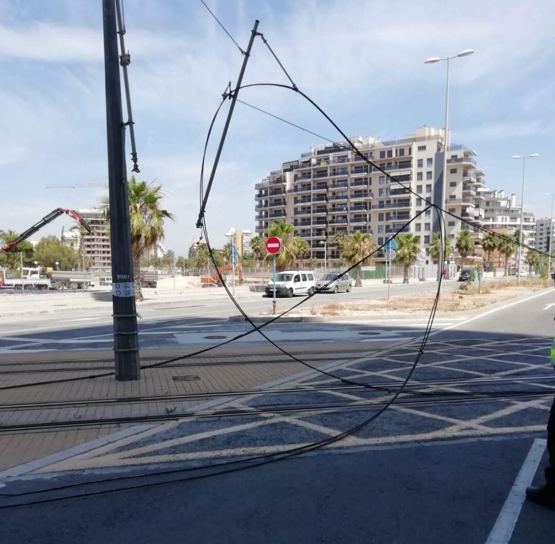 Desperfectos causados por el camión en la catenaria del TRAM