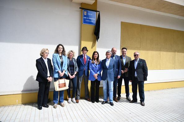 Curro Díaz descubre la placa de la calle que incorpora su nombre en Linares