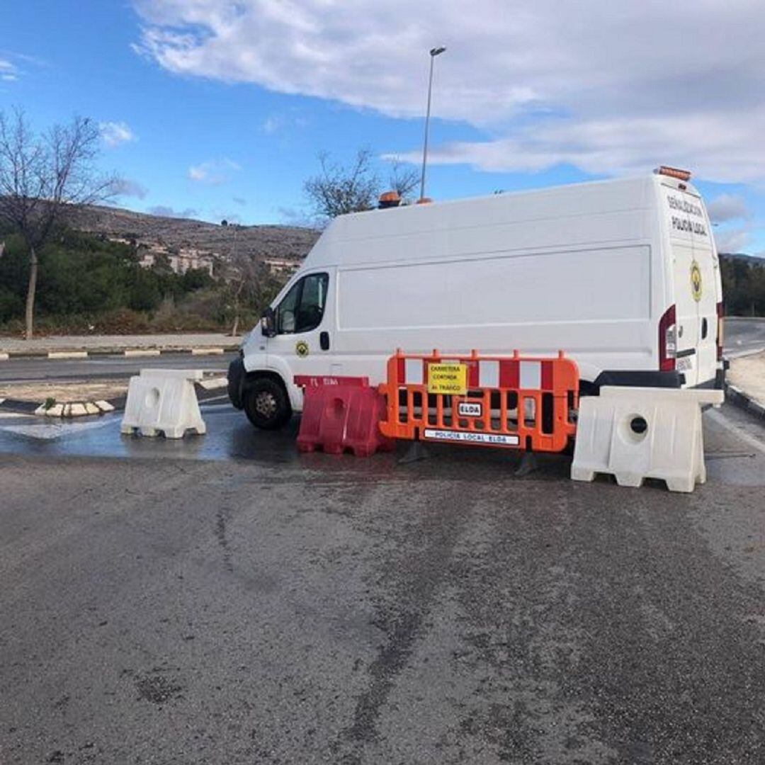 Corte de tráfico en el Paseo de la Mora de Elda 