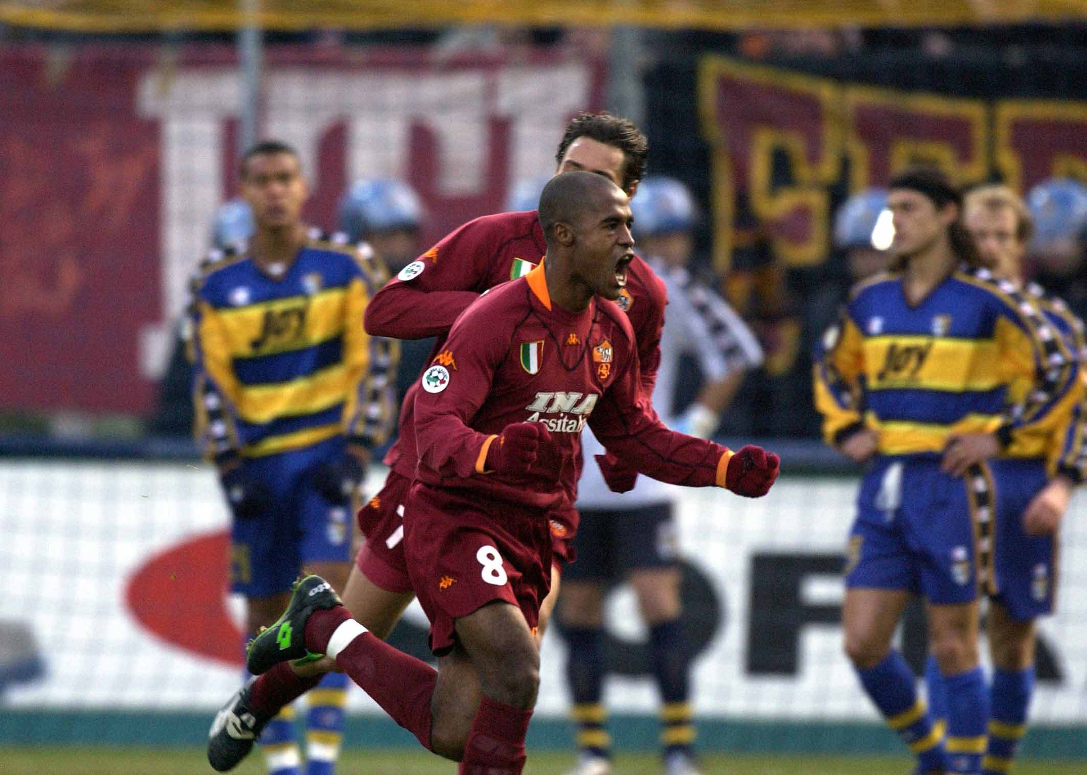 Marcos Assunçao celebra un gol con la AS Roma