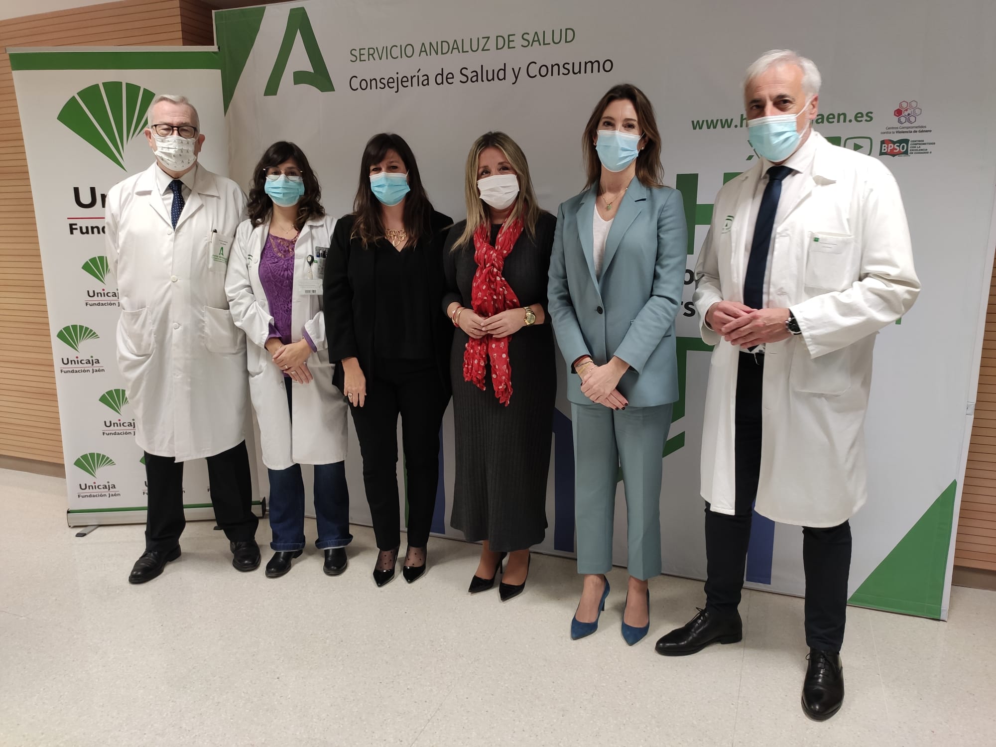 Personalidades del SAS y Unicaja en la presentación de un estudio sobre el cáncer de mama en Jaén