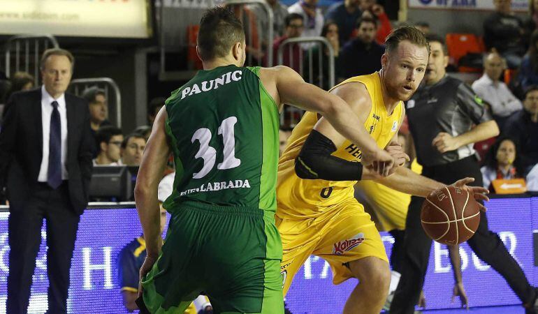 El alero australiano del Herbalife Gran Canaria Brad Newley (d) con el balón ante el escolta serbio del Montakit Fuenlabrada Ivan Paunic (i), durante el partido de la décimo cuarta jornada de Liga ACB en el pabellón Fernando Martín de la localidad madrile