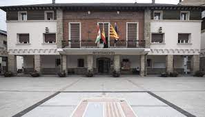 Ayuntamiento de Sabiñanigo en la plaza de España