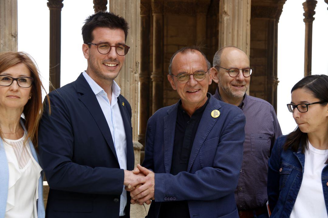 Miquel Pueyo i Toni Postius es donen la mà després de rubricar el pacte que els ha de dur a un "govern d'entesa" en paraules del futur alcalde de Lleida.