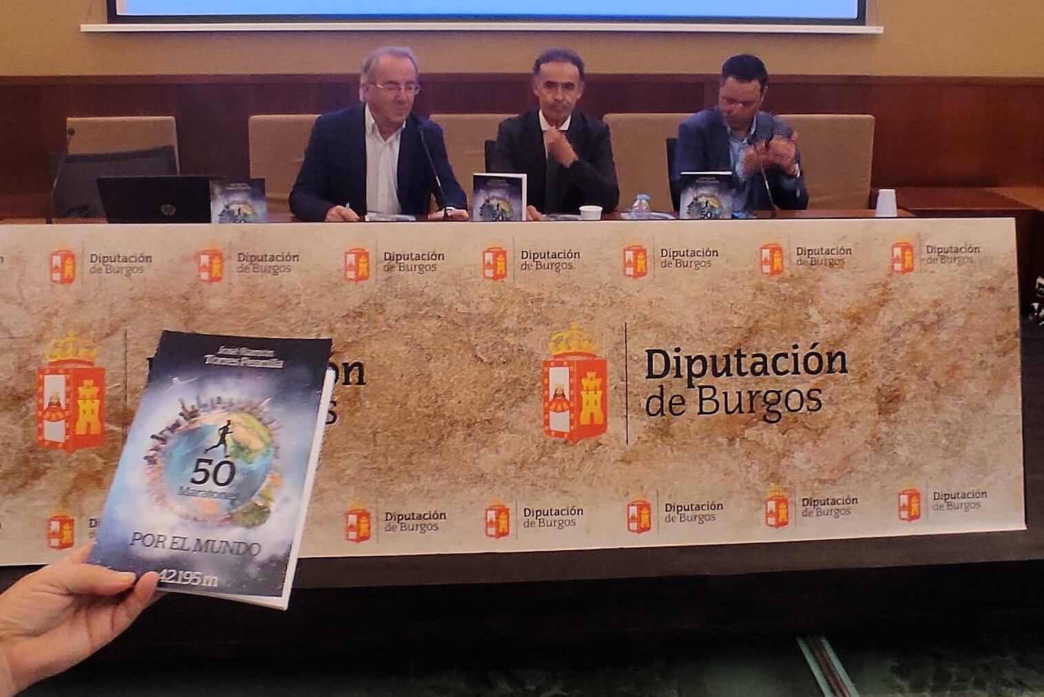 José Ramón Torres -centro- presentando su libro '50 Maratones por el Mundo' acompañado de Ángel Carretón, presidente del IDJ de la Diputación de Burgos; y el alcalde de Burgos, Daniel de la Rosa. / Foto: Radio Castilla