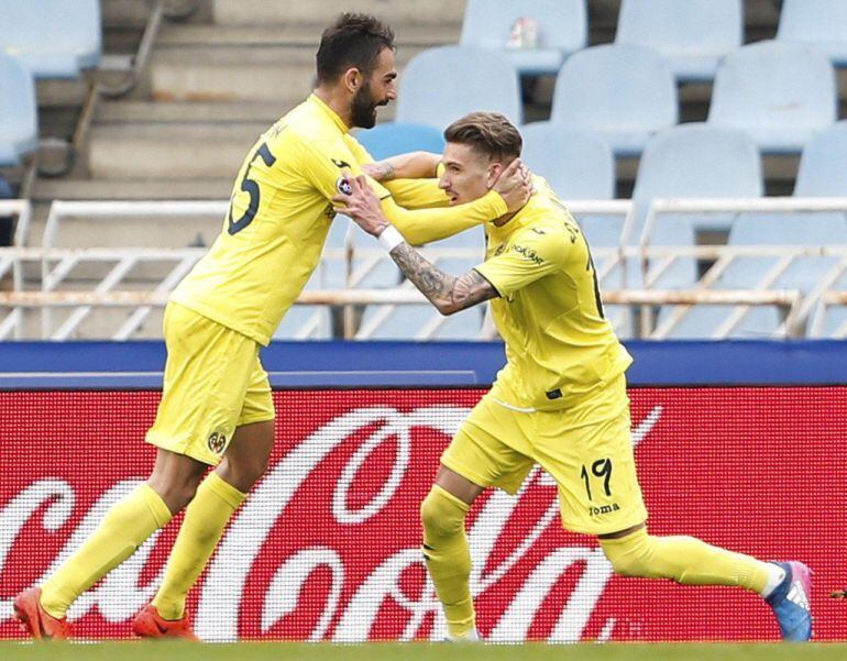 Adrián felicita a su compañero Samu Castillejo.