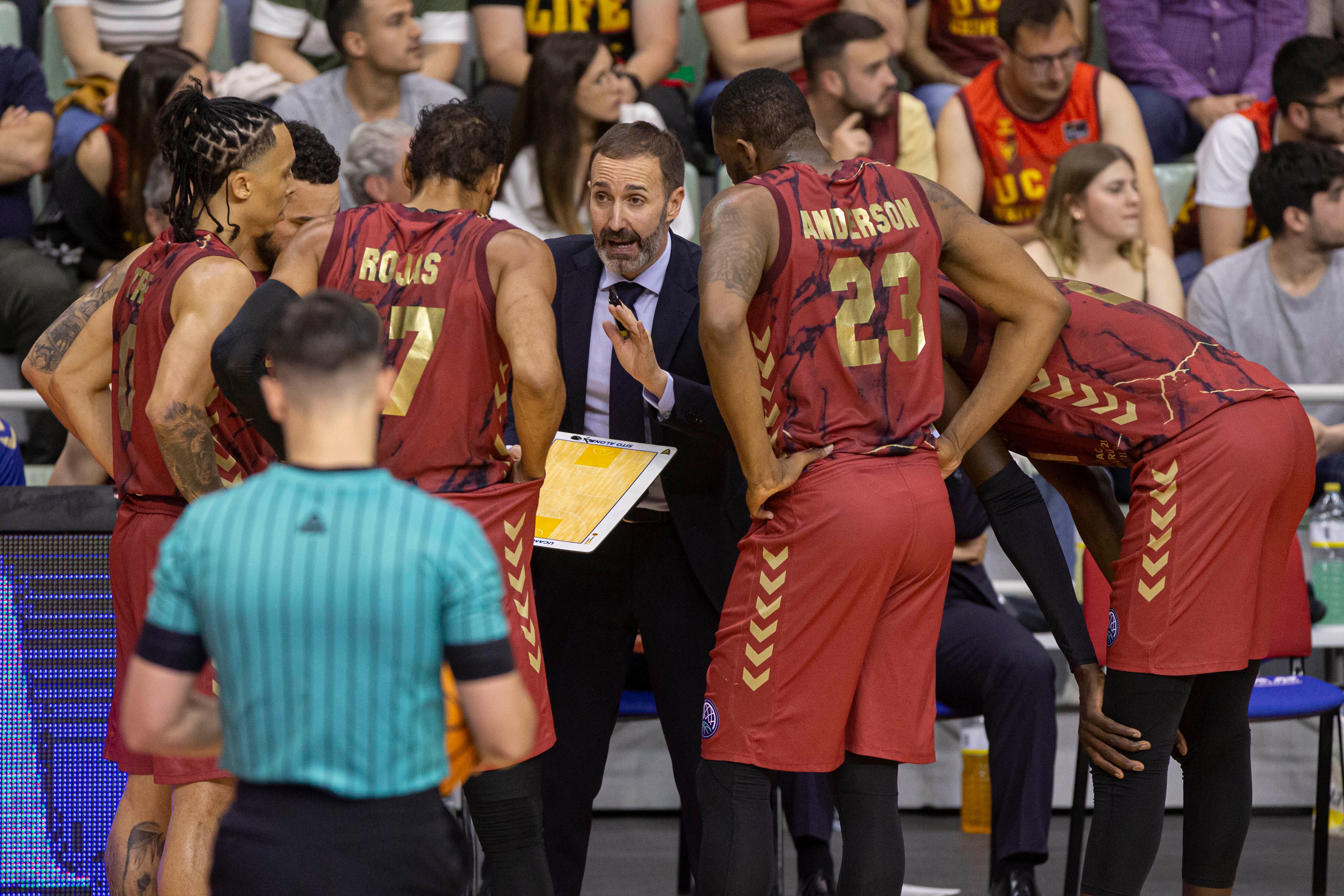 MURCIA, 12/04/2023.- El entrenador de UCAM Murcia Sito Alonso (c), da instrucciones a sus jugadores durante el partido de la cuartos de la Liga de Campeones de Baloncesto que están disputando ante Unicaja Málaga este miércoles, en el Palacio de los Deportes de Murcia. EFE/Marcial Guillén
