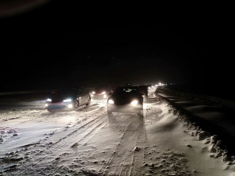 FOTOGALERÍA | La AP-6 entre el kilómetro 42 y el 80, entre los municipios de San Rafael y Villacastín, se encuentra intransitable desde media tarde del sábado.