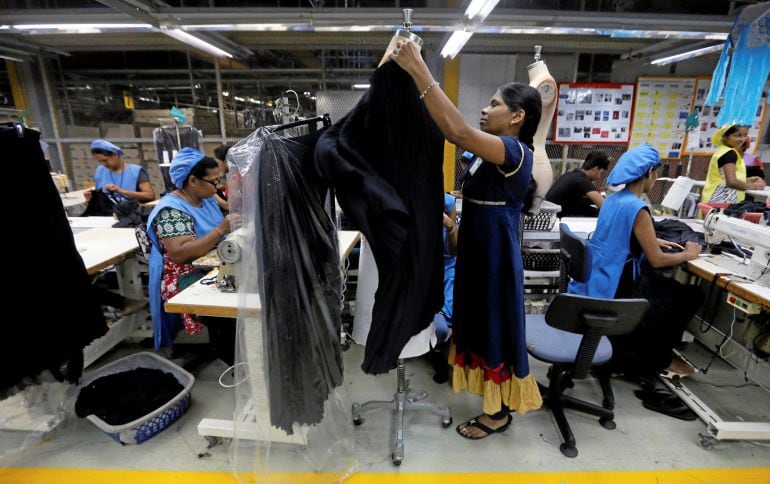  Una mujer trabajando en una de las factorias de Sri Lanka  en el sector textil 