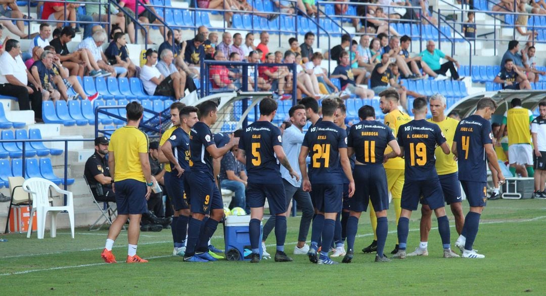 La plantila del UCAM Murcia durante el partido de la primera jornada en La Condomina, su estadio