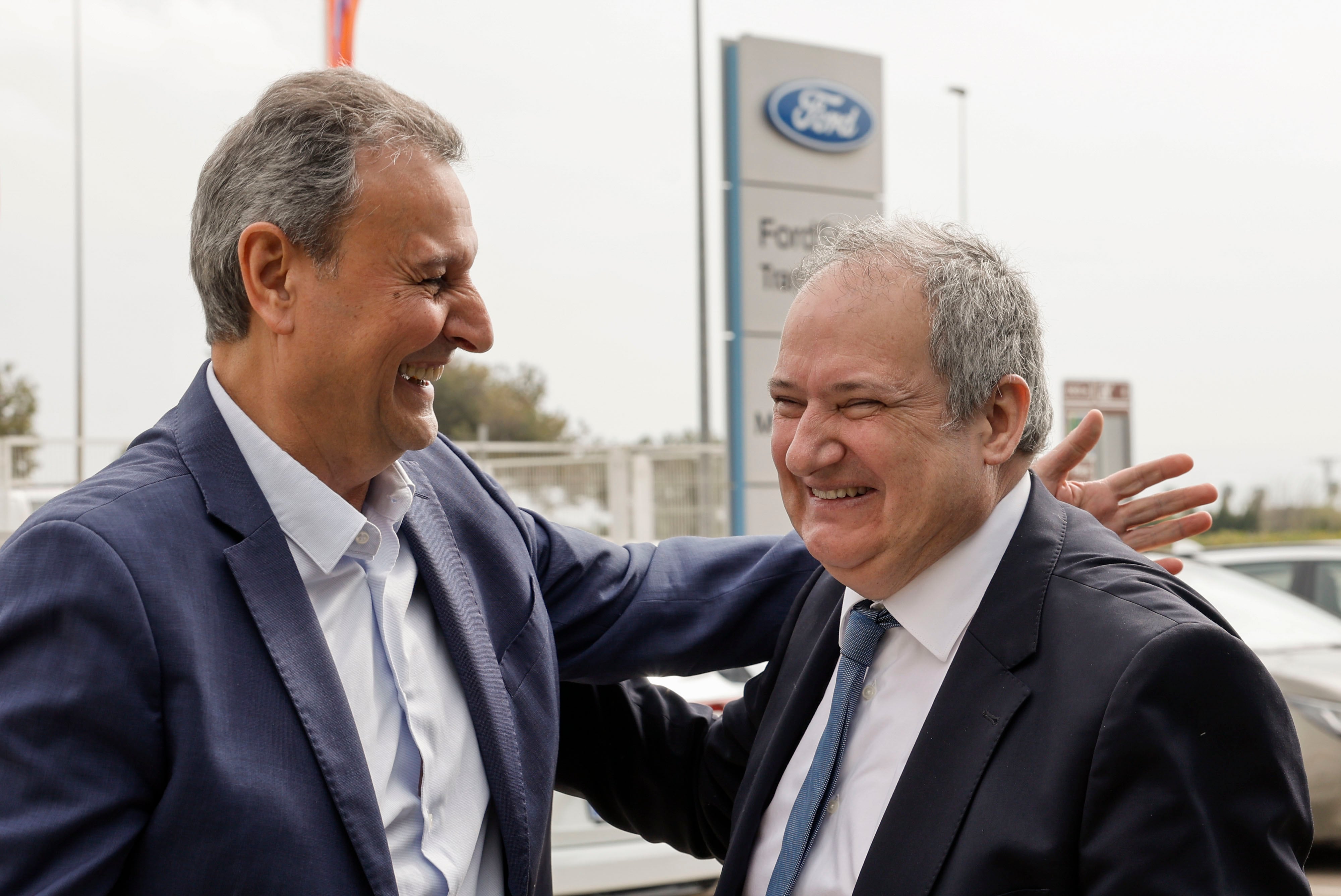 CATARROJA (VALENCIA), 11/04/2025.- El Presidente de Ford Iberia Jesús Alonso, y el ministro de Industria y Turismo, Jordi Hereu, este viernes en Catarroja (Valencia) durante su visita para conocer el avance de las medidas del Plan Reinicia+ y Reinicia Auto+ aprobadas por el Gobierno para los afectados por la dana y mostrar su apoyo a la industria, el comercio y el turismo en Valencia.-EFE/ Kai Forsterling

