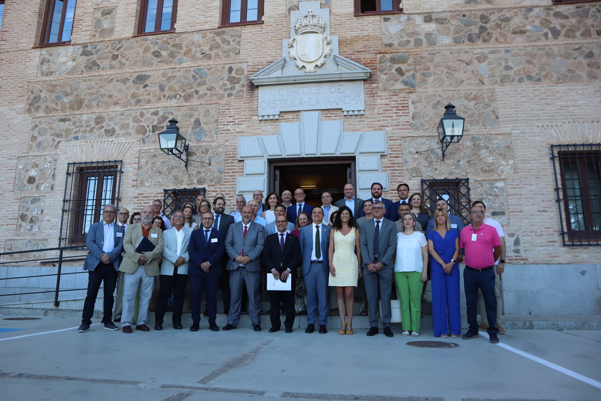 Representantes políticos y del sector vitivinícola de la región en el Pleno en el que se ha aprobado la Ley de la Viña y el Vino