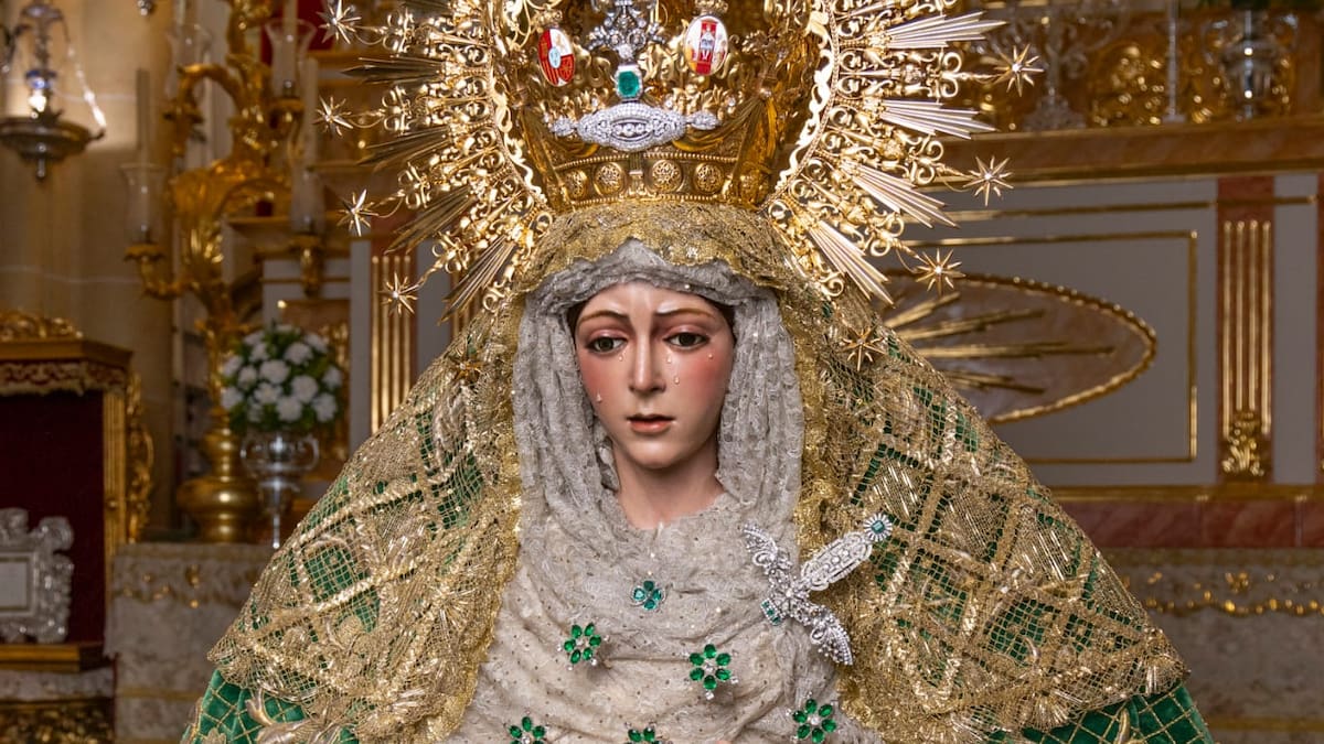 La Macarena conmemora en San Gil el centenario del Besamanos de la Virgen de la Esperanza