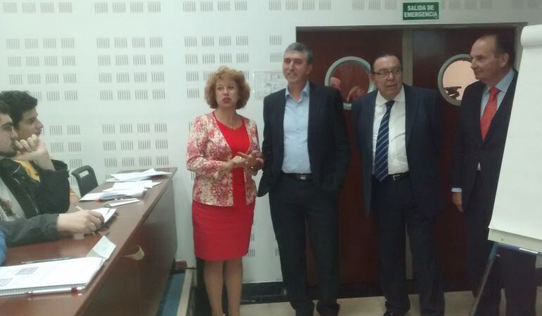 El conseller de Economía, junto al presidente de la Cámara de Comercio de Alicante, Enrique Garrigós y al presidente del Consejo de Cámaras de la Comunitat