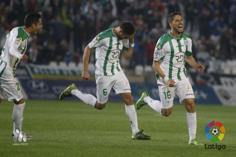 Jugadores del Córdoba Cf celebrando el gol