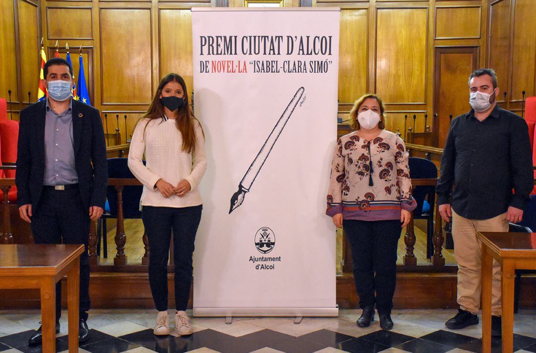 Natalia Gisbert Abad (segunda por la izquierda) gana el I Premi Ciutat d&#039;Alcoi de Novel·la Isabel-Clara Simó con su obra &quot;Vi i veritat&quot;.