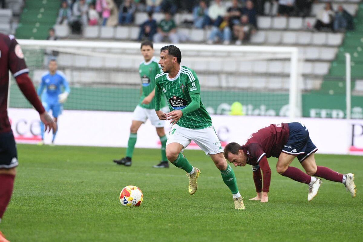 Sergio Tejera, en una acción del partido ante el Pontevedra en A Malata (foto: Racing Club Ferrol)