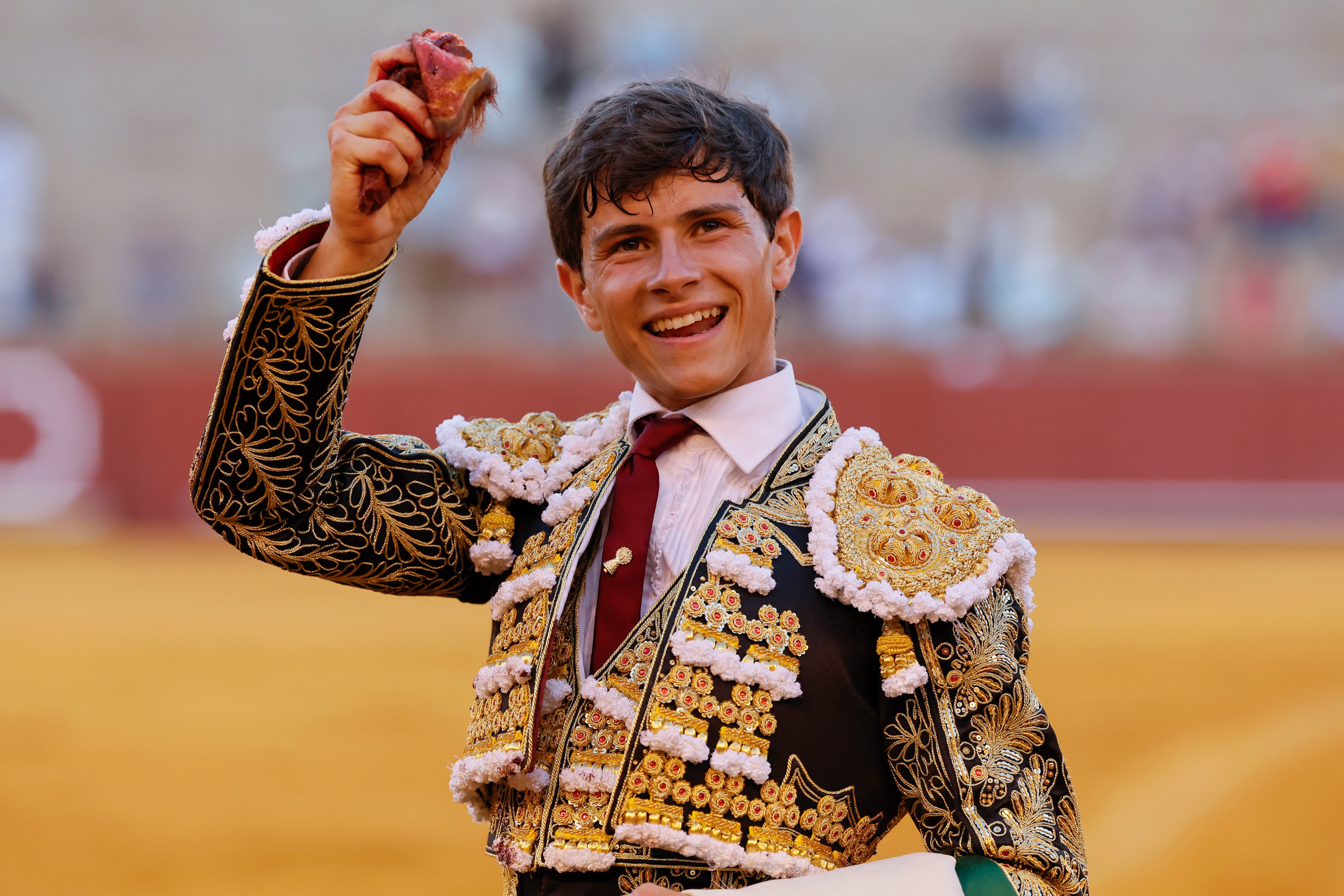 SEVILLA, 15/04/2026.- El diestro Aarón Palacios tras la lidia al segundo de los de su lote, durante el festejo de la Feria de Abril celebrado este miércoles en La Maestranza, en Sevilla. EFE/José Manuel Vidal