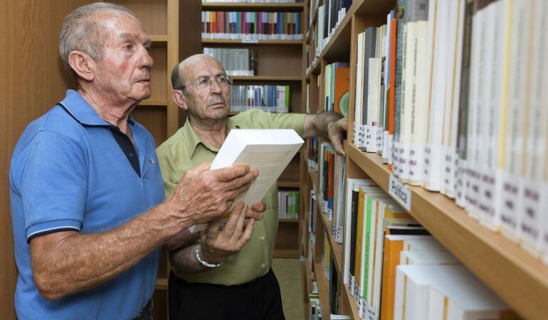 Los hermanos Pedro y Jesús García Antón, que se convertirán en octubre en los licenciados con más edad de la UNED