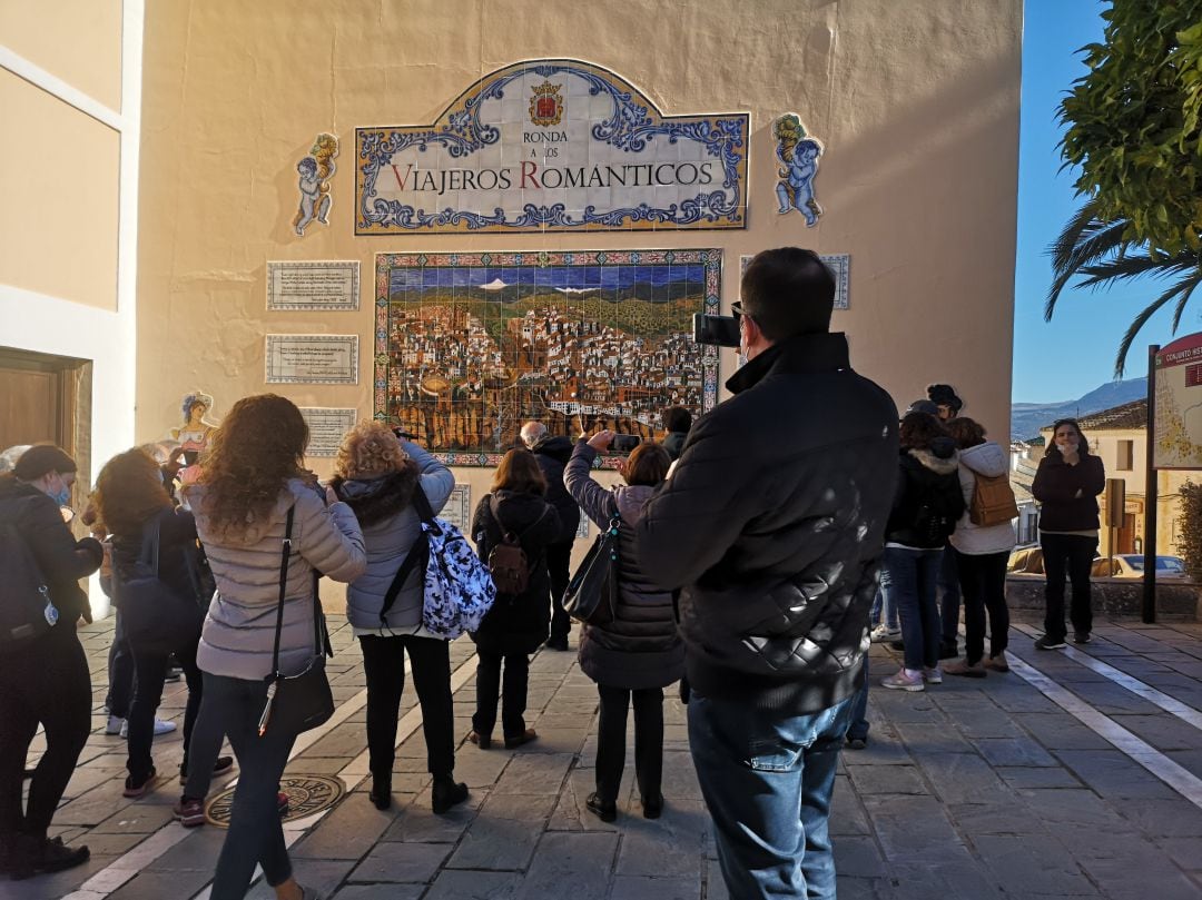 Numerosos viajeros han visitado el mural de los &#039;Viajeros Románticos&#039;