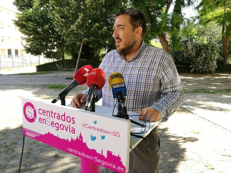 El portavoz de Centrados en Segovia Juan Ángel Ruíz durante la presentación a los medios de la mocion de su grupo