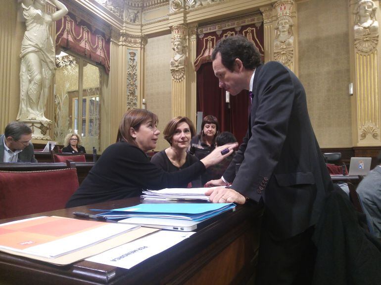 La presidenta del Govern, Francina Armngol, hablando con el portavoz del Ejecutivo balear, Marc Pons, en el Parlament.