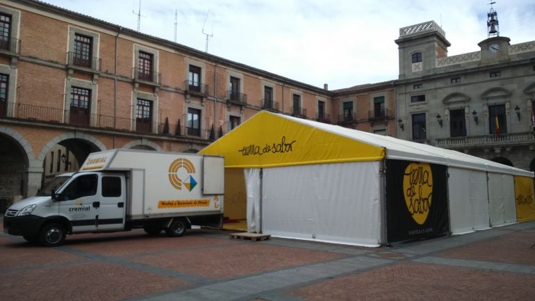 Instalación de la carpa 'Tierra de Sabor' en el Mercado Chico