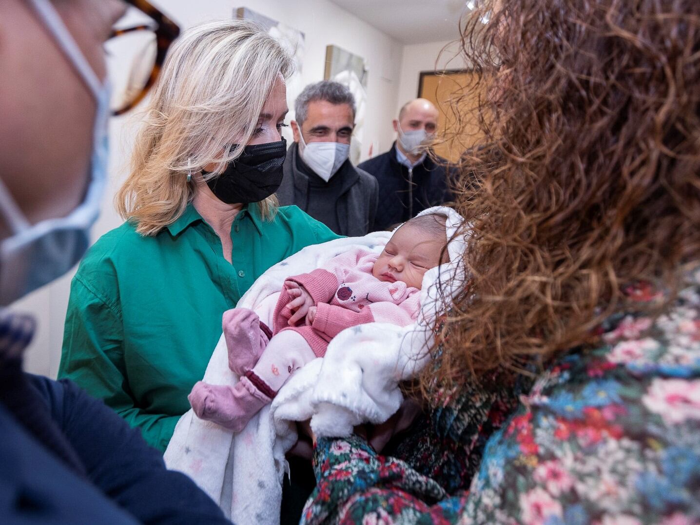 Visita de las Falleras Mayores de Gandia a la protagonista del Bateig Martina Sancho García