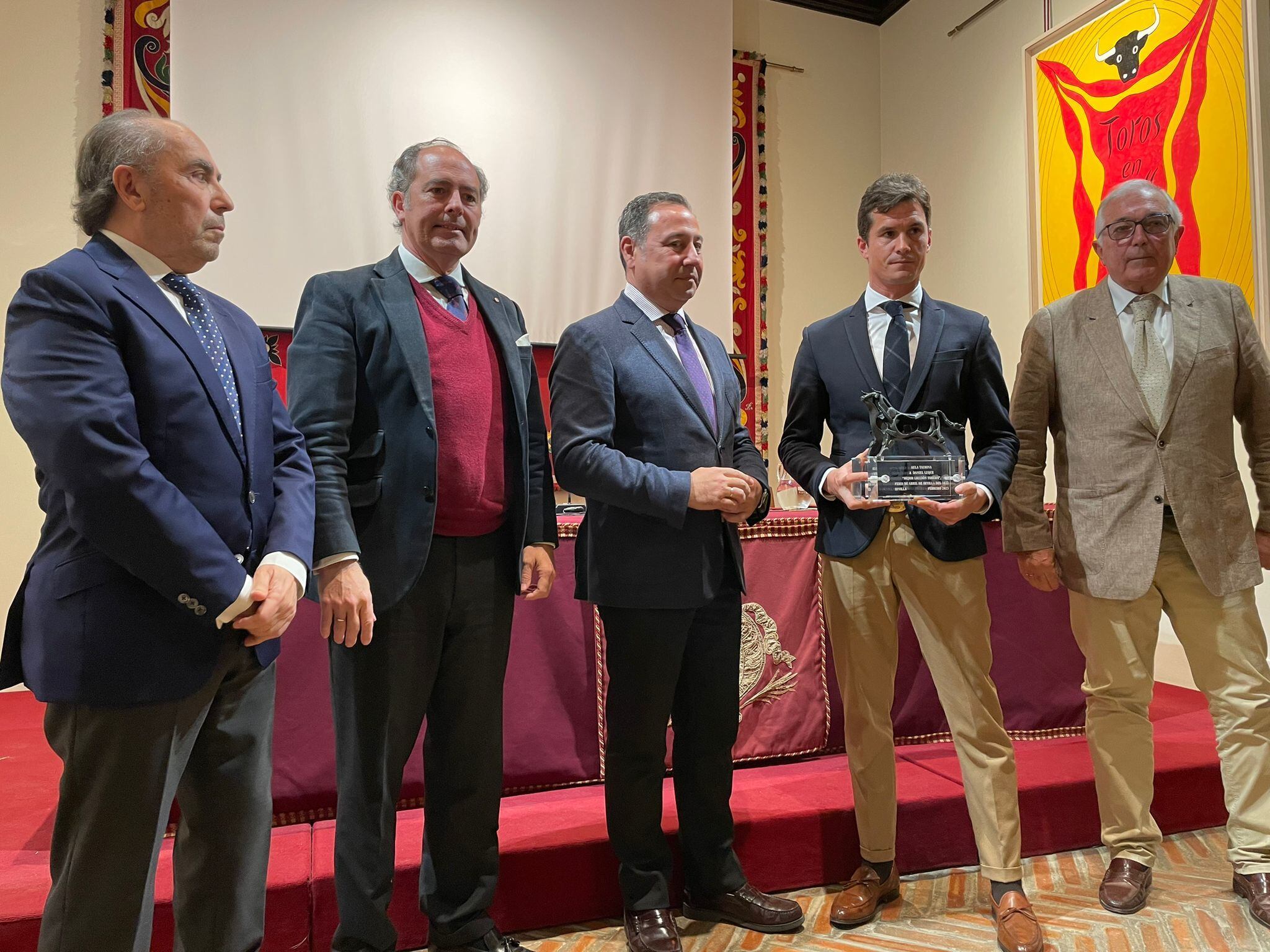 Daniel Luque posa junto a las autoridades con el trofeo &#039;Mejor Lección Torera&#039;