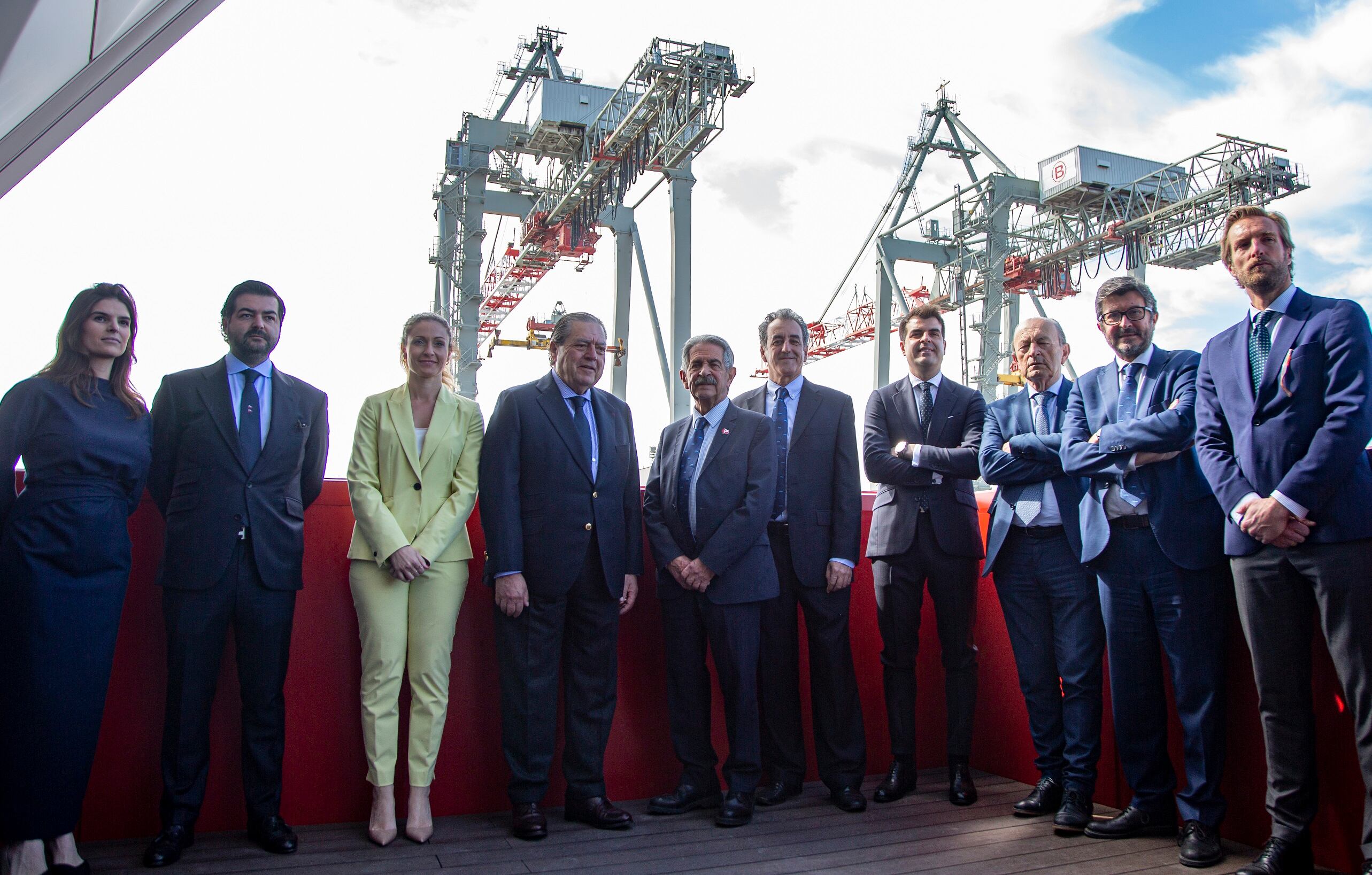 Imagen de grupo durante la inauguración de la terminal de contenedores.