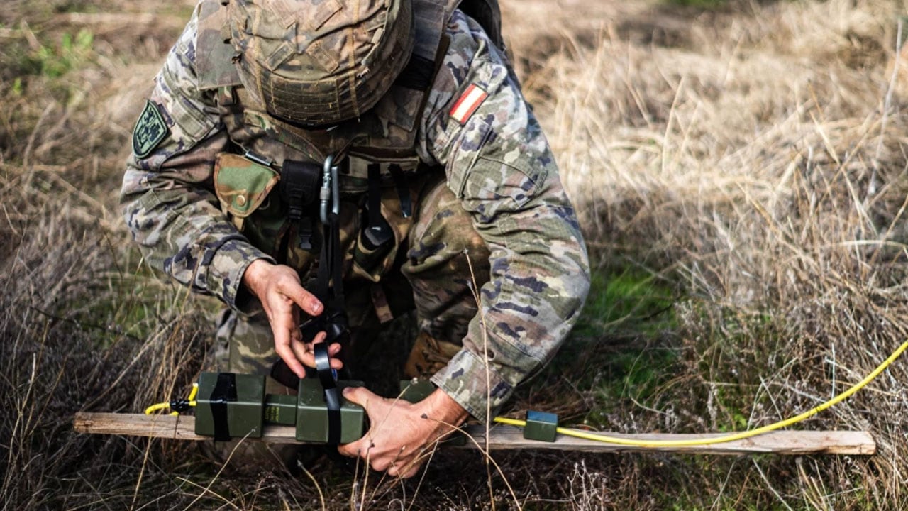 Un zapador de la Brigada Guadarrama del Ejército prepara una carga especial