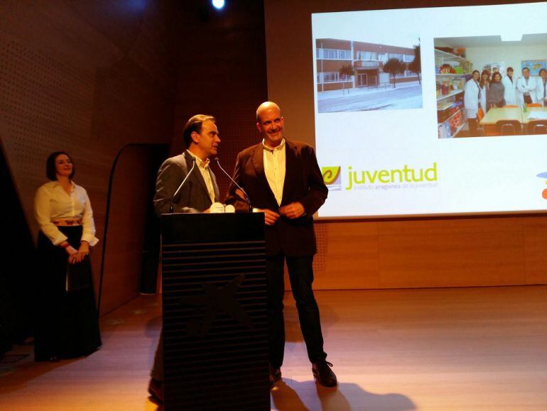 Recogen el premio de Arbada, el director de la Cadena SER Aragón, Chema Tejerina, y el locutor de Hoy por Hoy Zaragoza, Juanjo Hernández