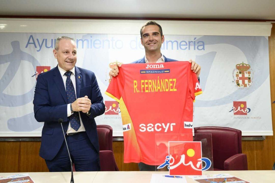 El presidente de la Federación entregó una camiseta al alcalde.