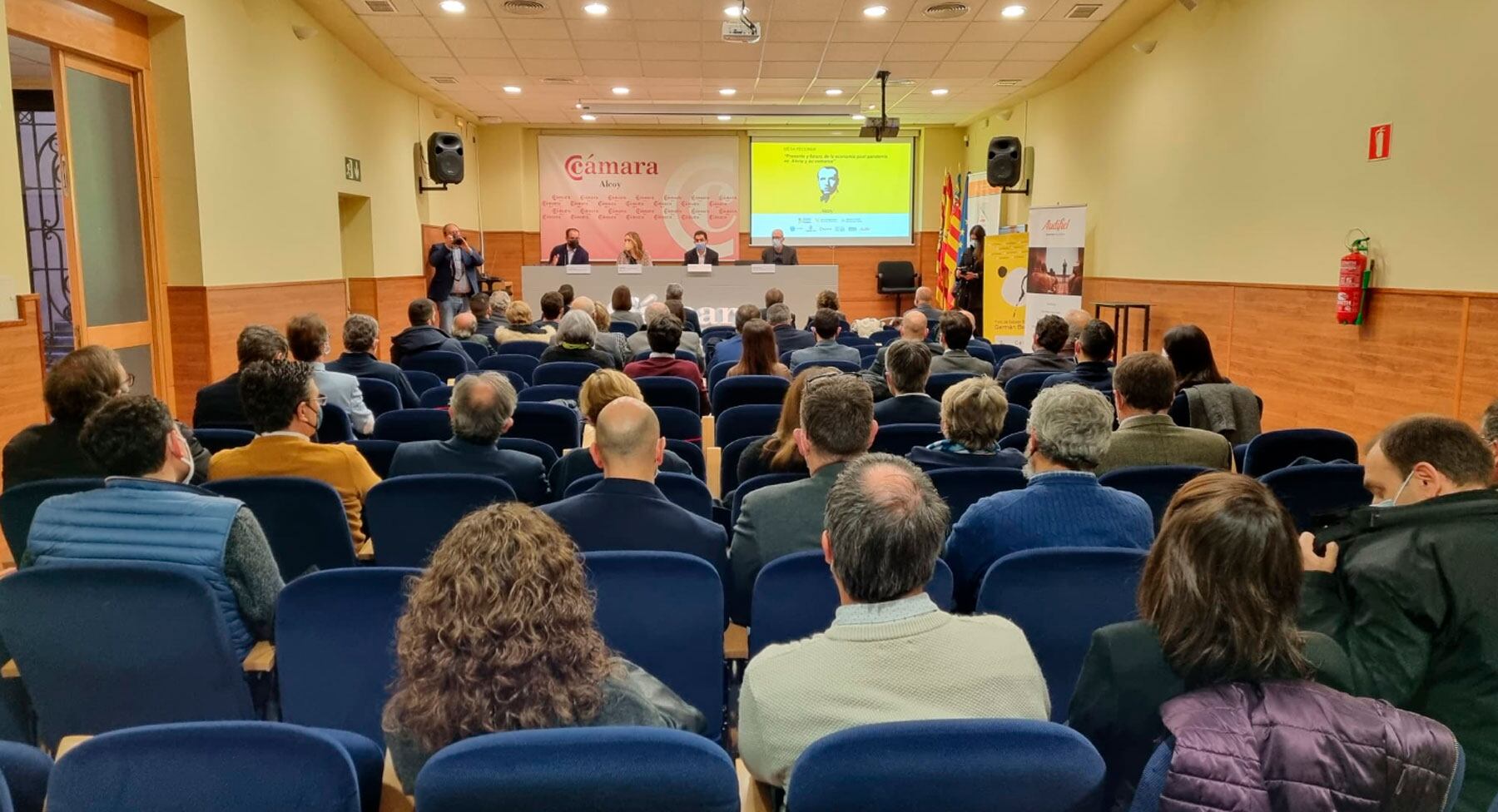 Asistentes a la mesa redonda organizada por la Universidad de Alicante. Diana Sanus