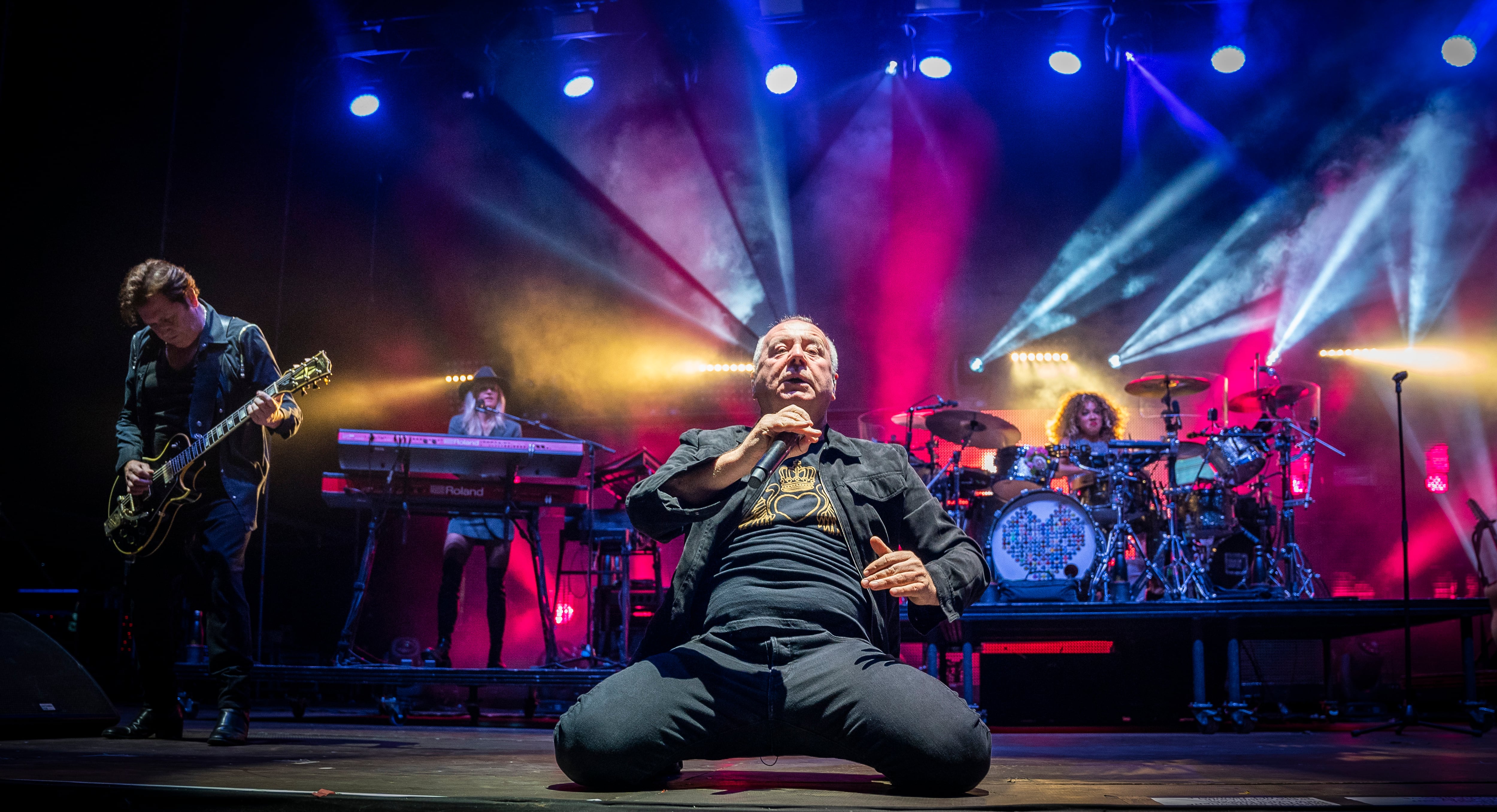 El cantante de la banda británica &quot;Simple Minds&quot;, Jim Kerr, durante un concierto