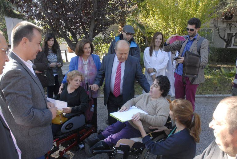 La consejera de Políticas Sociales, María José Sánchez, y el acalde de Granada, José Torres Hurtado, visitan la residentecia de grandes dependientes Huerta del Rasillo.