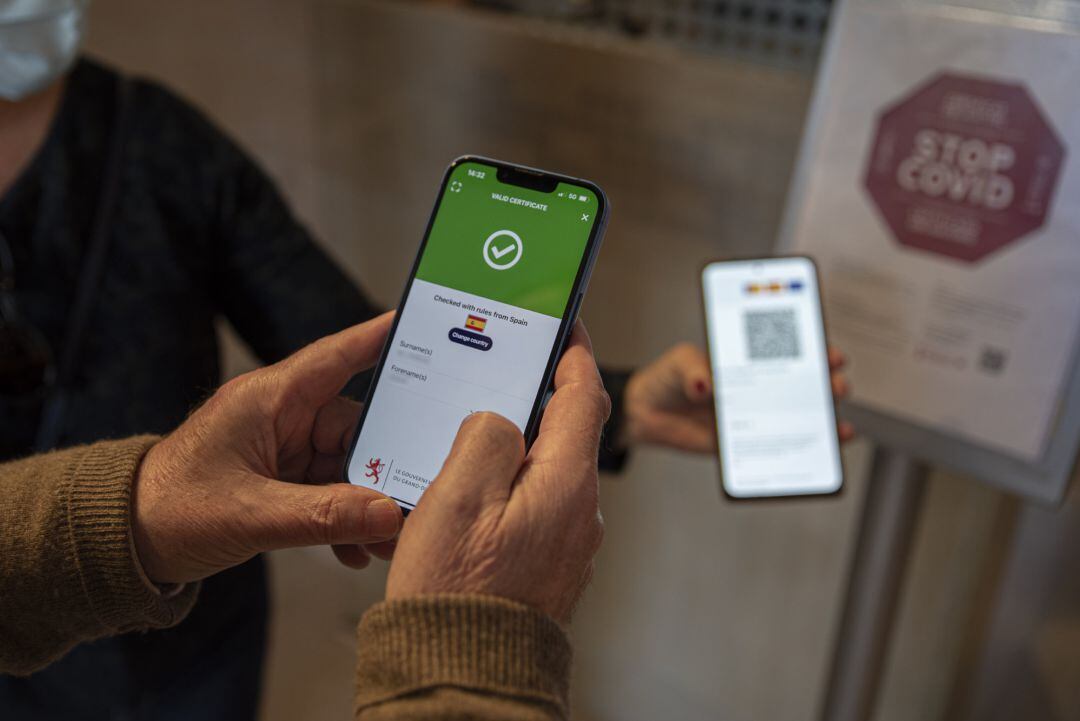 Una persona muestra su pasaporte Covid (archivo)