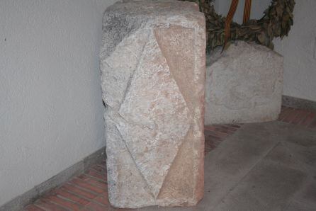 Piedra de época romana, en el claustro del ayuntamiento.