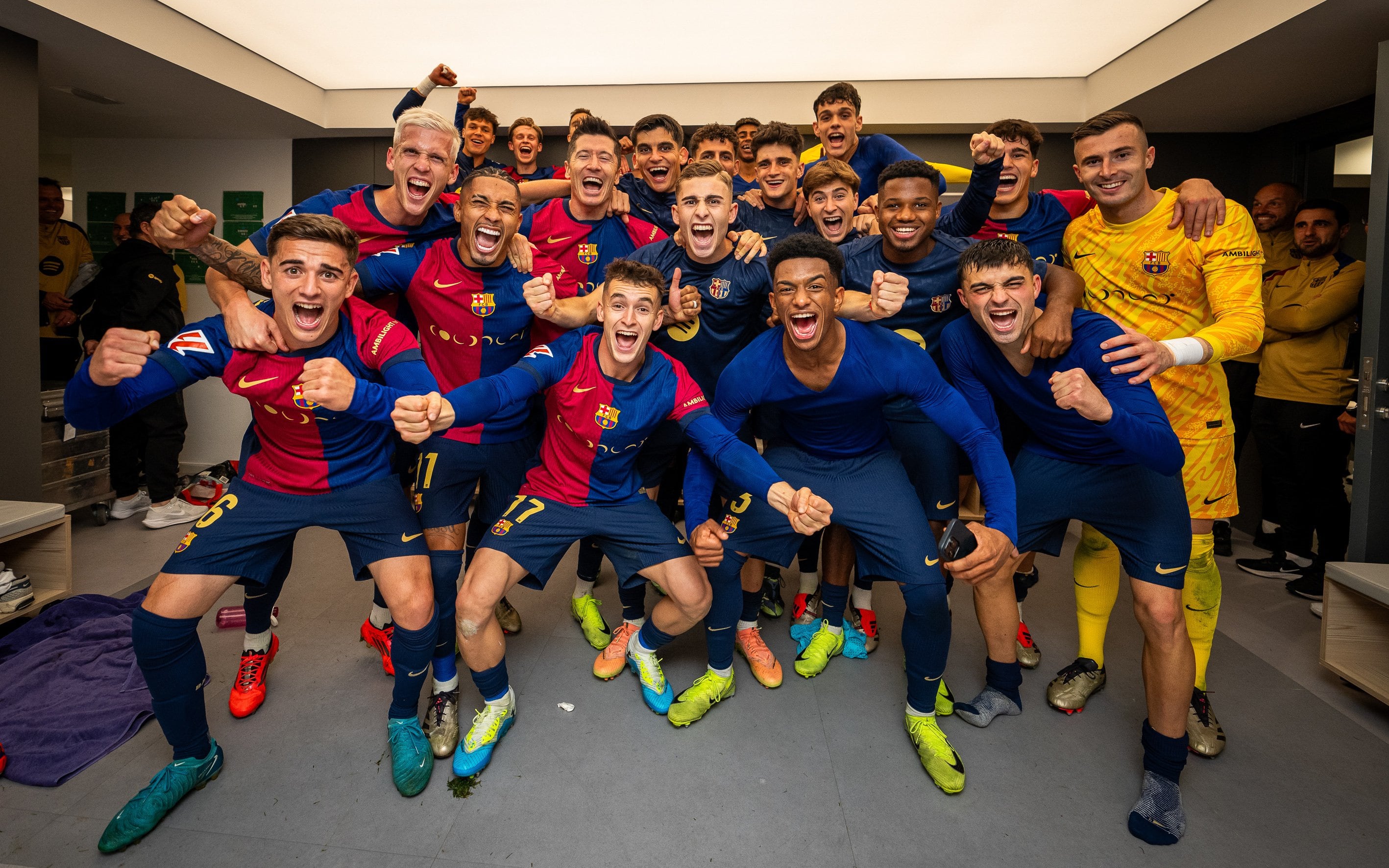 Los jugadores del FC Barcelona celebran en el vestuario tras vencer al Real Madrid