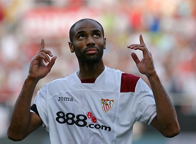 Kanouté celebra uno de los dos goles que le marcó al Recreativo la pasada jornada de Liga.