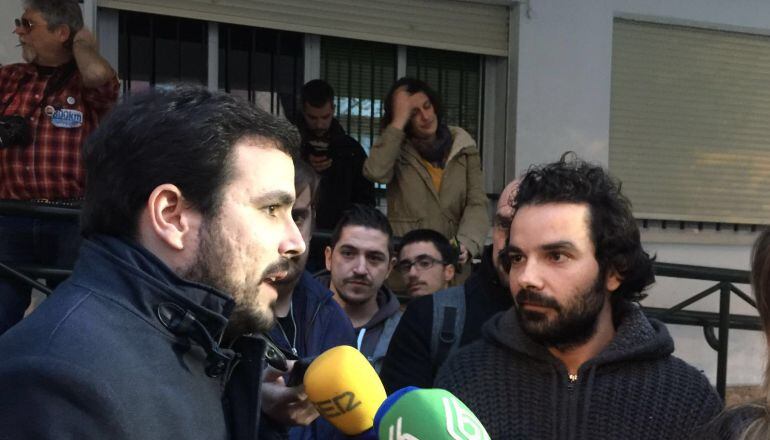 Alberto Garzón atiende a los periodistas antes de iniciar el acto