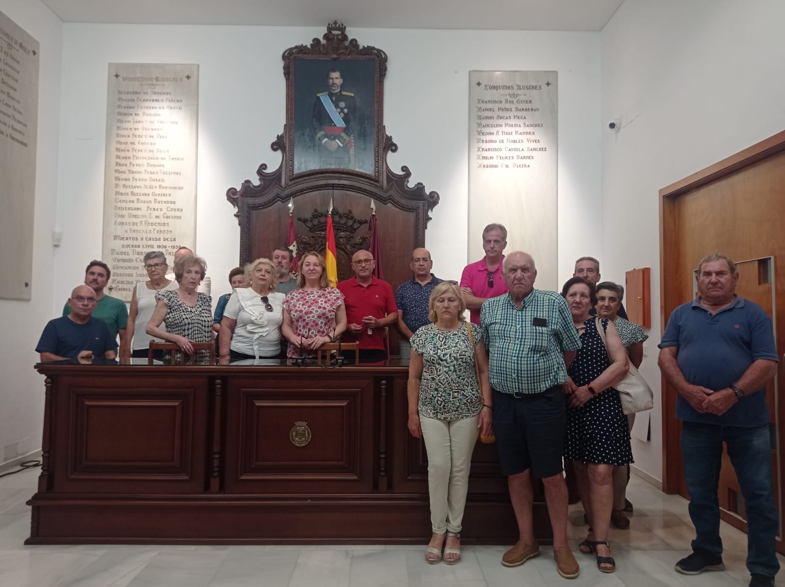 Damnificados por terremotos de Lorca en la Sala de Cabildos con el edil de IU, Pedro Sosa