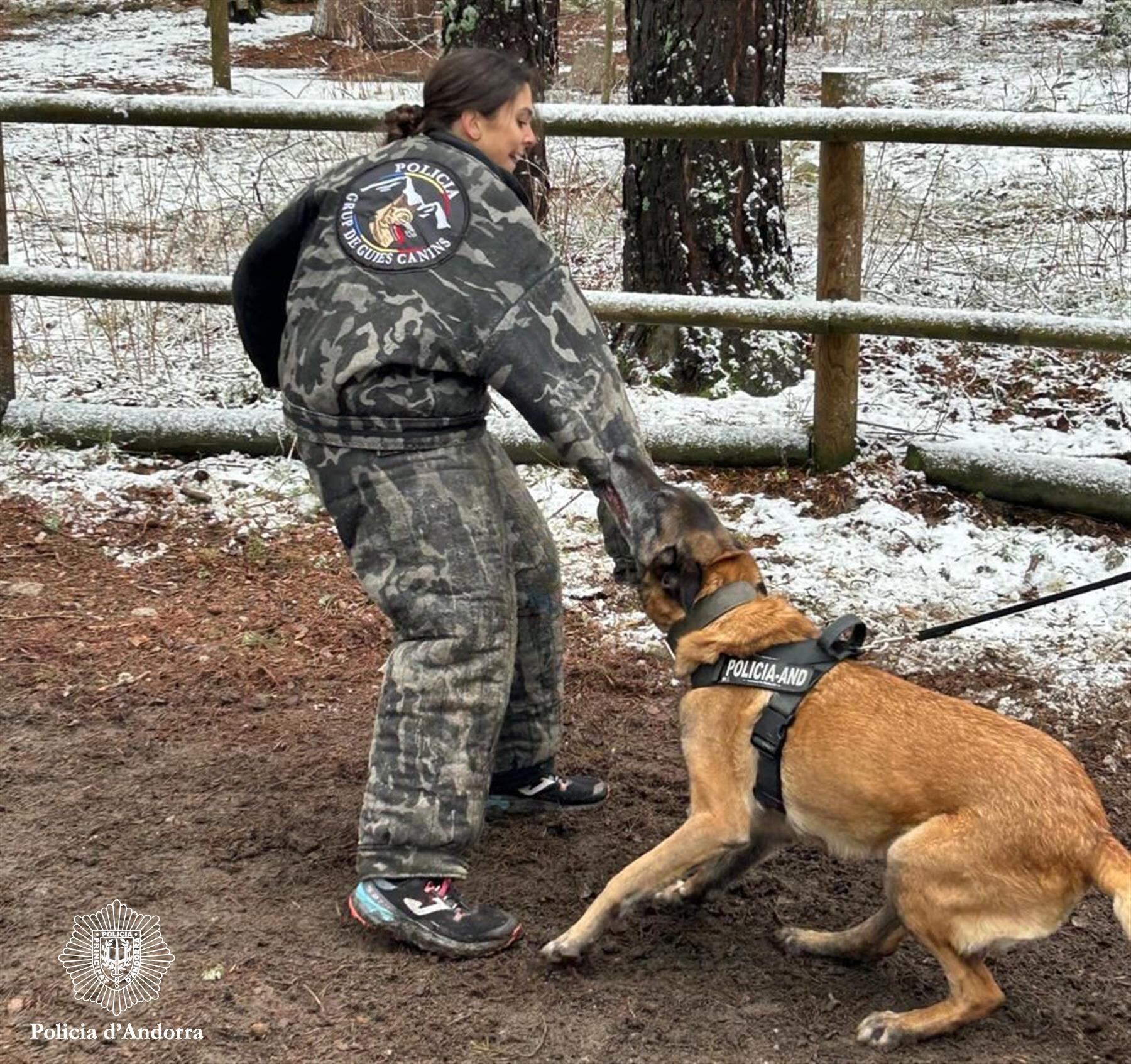 Primera dona policia en superar les proves de guia caní.