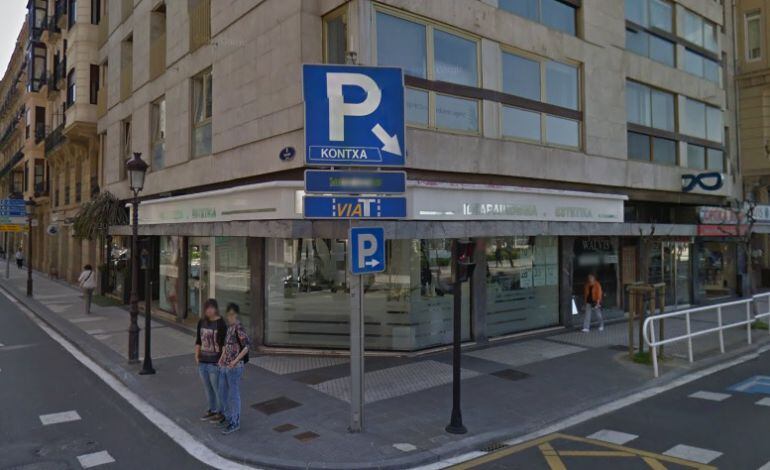 Señal que indica la dirección hacia el parking de La Concha