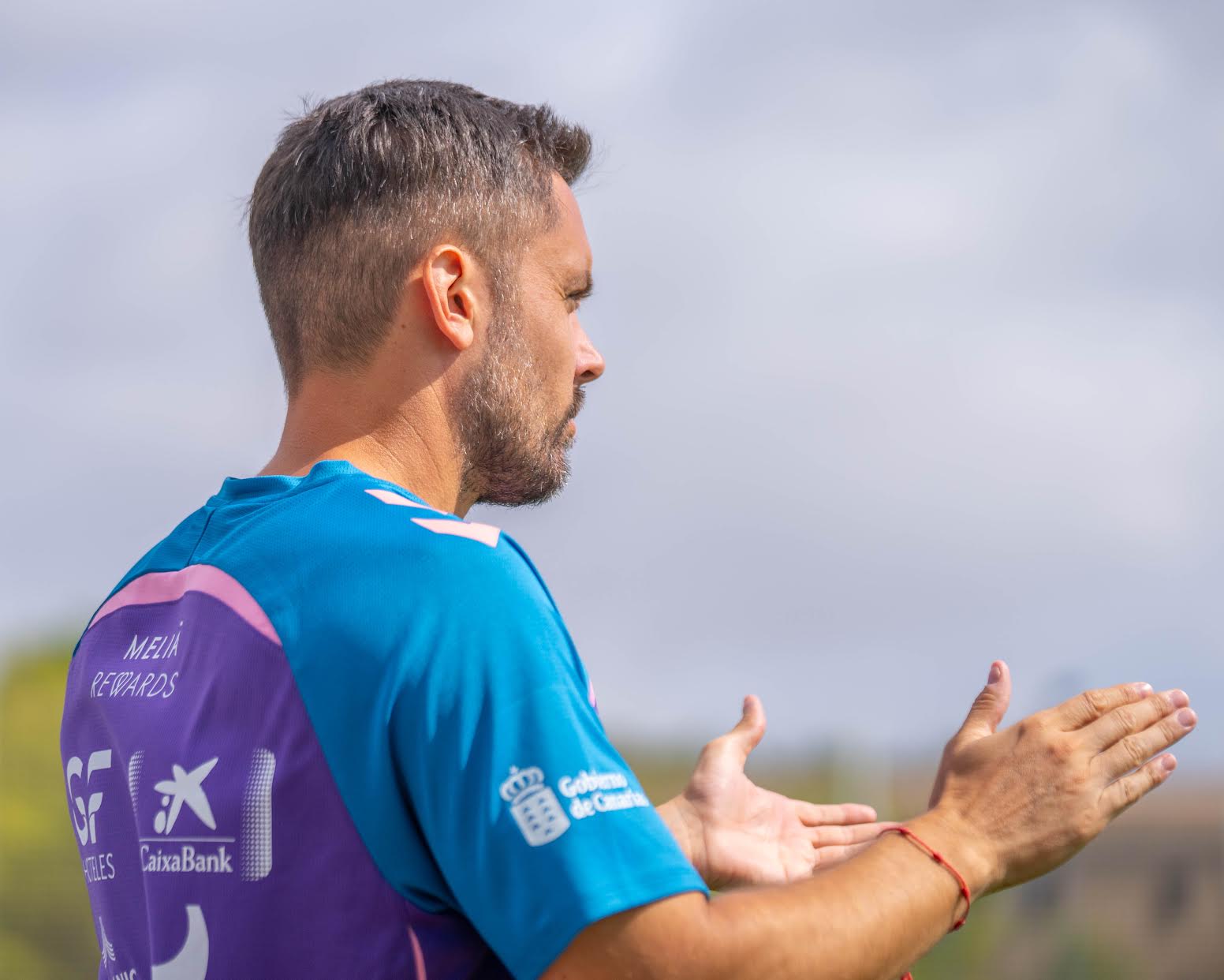 Eder Maestre, entrenador del UD Costa Adeje Egatesa, en la sesión  de entrenamiento previa al partido con el RCD Español.
