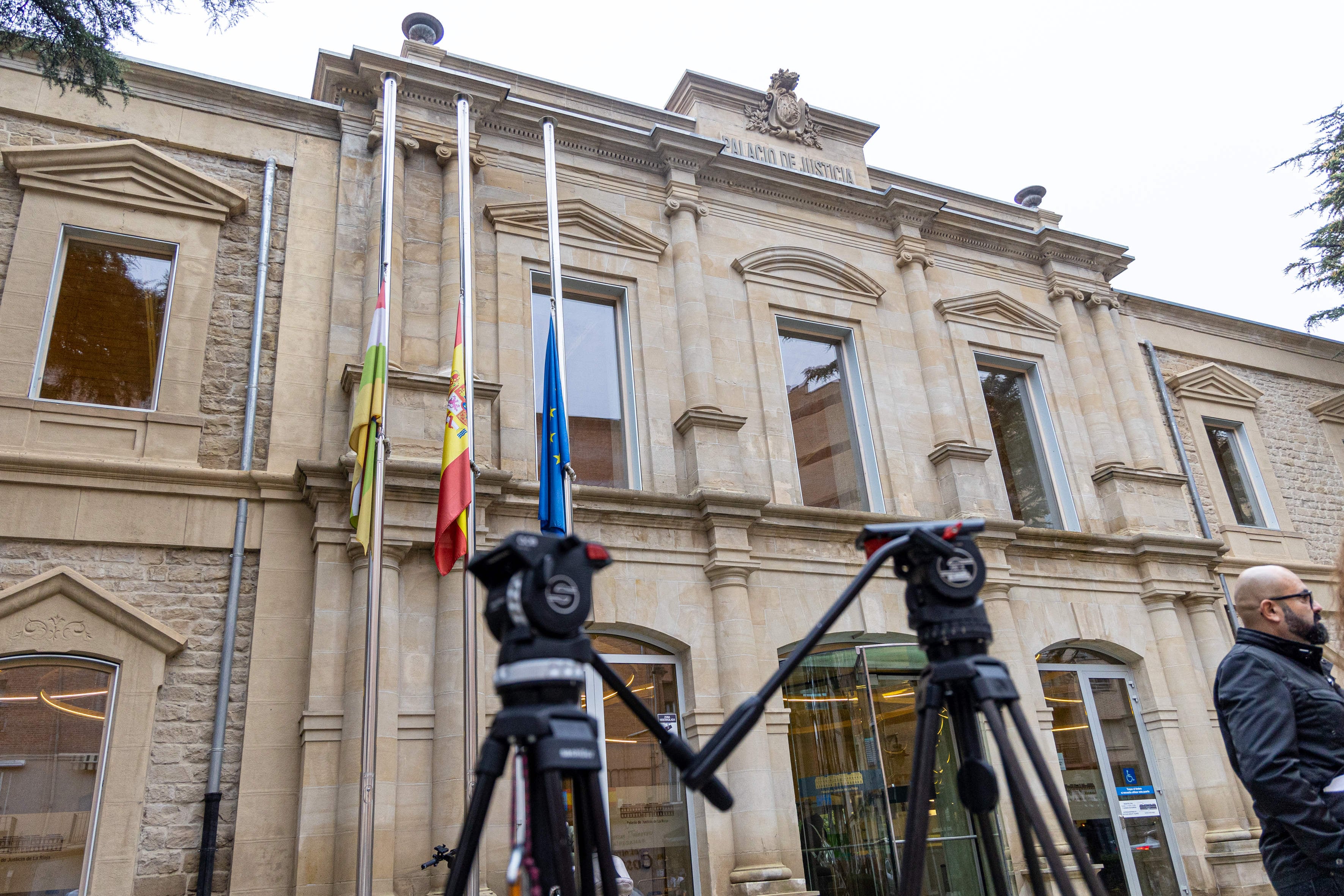 LOGROÑO, 04/11/2024.- Exterior del Palacio de Justicia de Logroño donde este lunes ha comenzado el juicio con jurado por el asesinato con alevosía y ensañamiento de un hostelero en la localidad riojana de Cuzcurrita del Río Tirón en 2023, del que están acusados dos hombres, para los que el fiscal pide 23 años de cárcel para cada uno de ellos. EFE/Raquel Manzanares
